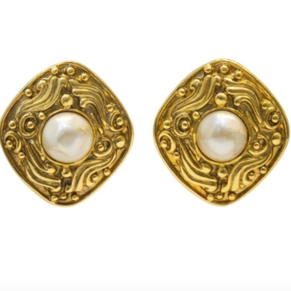 CHANEL Jewelry - Vintage Chanel Pearl Earrings